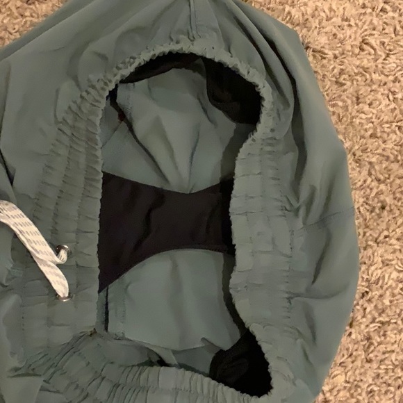 Vuori size large Lightweight, ultra stretch performance woven facbric - Picture 6 of 7